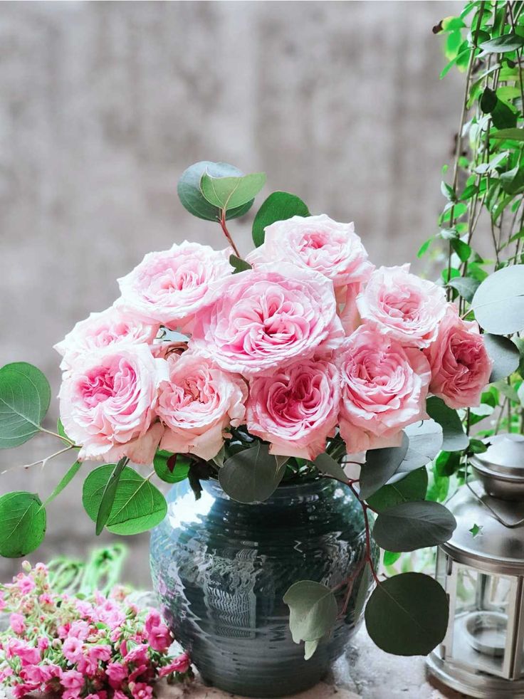 Bình hoa để bàn hồng pastel